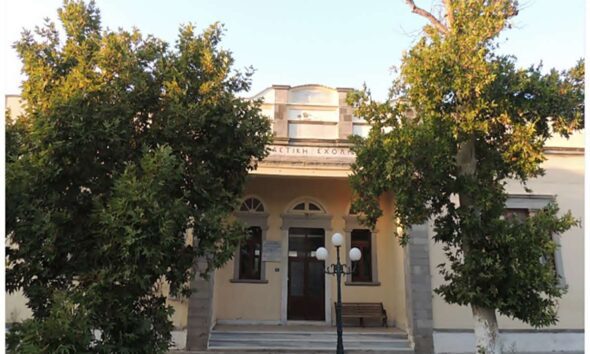 Σχολείο με δέντρα μπροστά