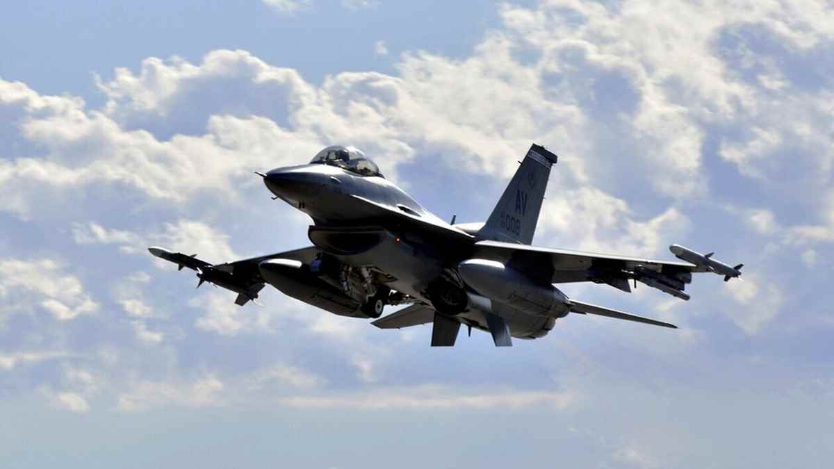 F 16