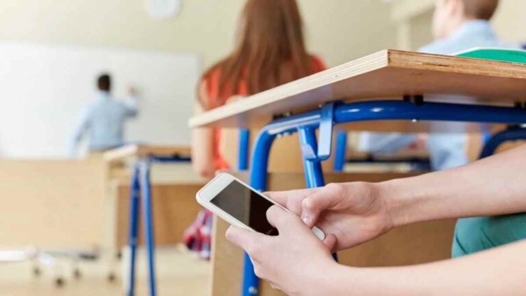 Ανοίγουν αύριο, Τετάρτη, τα σχολεία με 11 αλλαγές – Κινητά στις τσάντες, αυστηρότερες ποινές και ψηφιακό φροντιστήριο