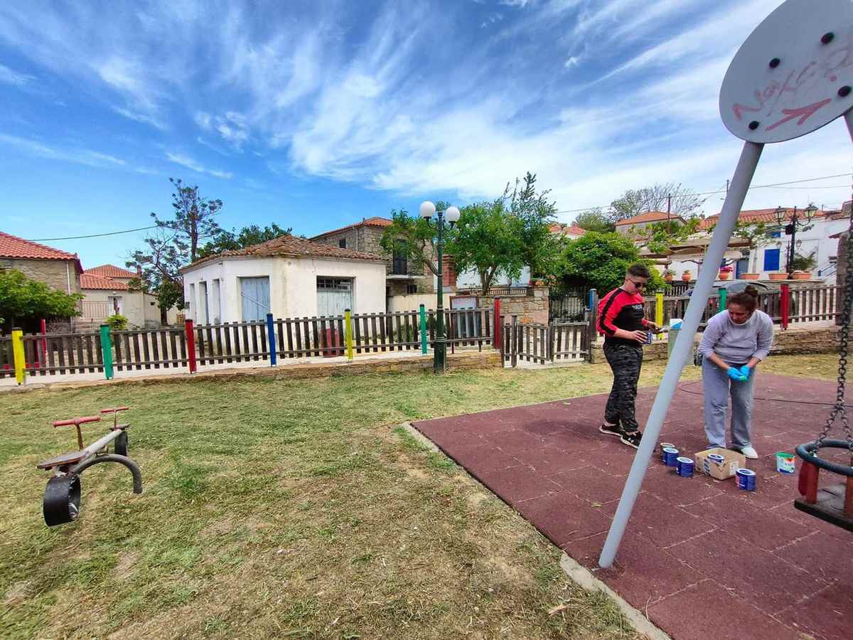 Οι Νέοι των Καμινιών μεταμόρφωσαν την Παιδική Χαρά σε Αριστούργημα