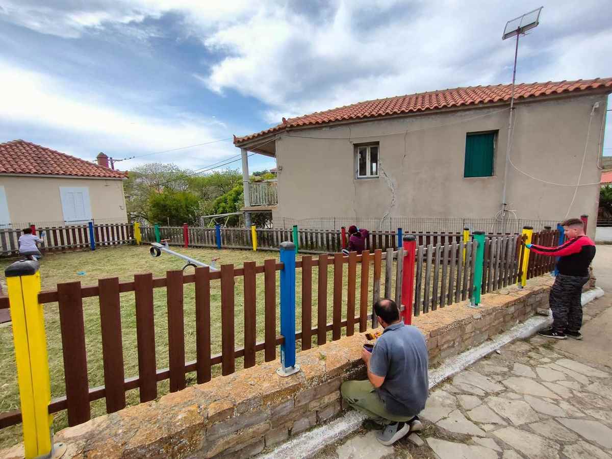 Οι Νέοι των Καμινιών μεταμόρφωσαν την Παιδική Χαρά σε Αριστούργημα