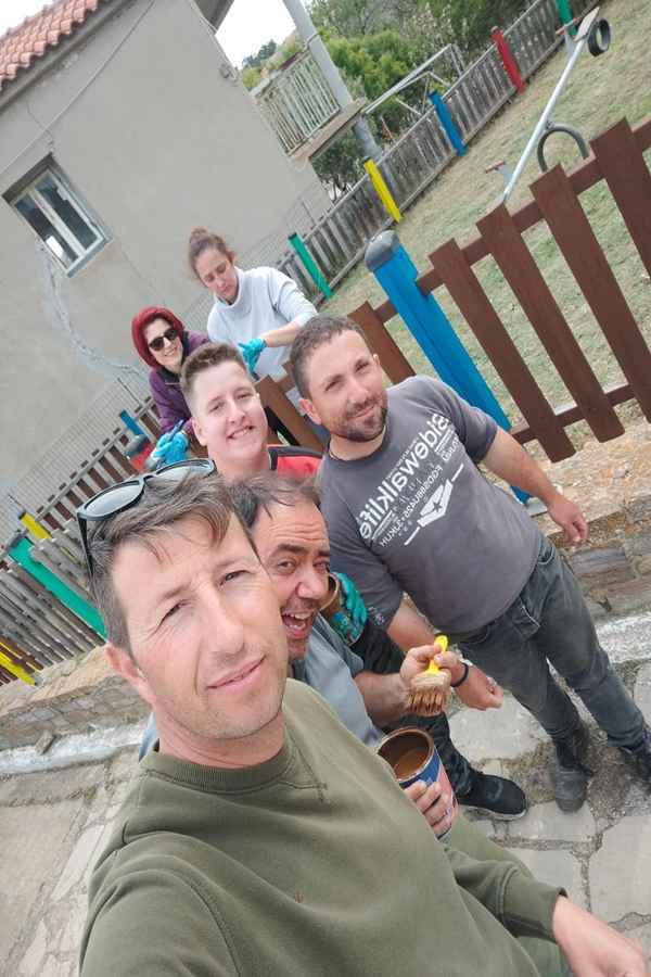 Οι Νέοι των Καμινιών μεταμόρφωσαν την Παιδική Χαρά σε Αριστούργημα