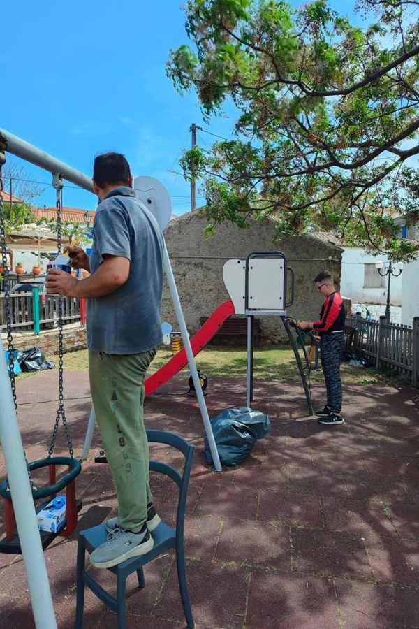 Οι Νέοι των Καμινιών μεταμόρφωσαν την Παιδική Χαρά σε Αριστούργημα