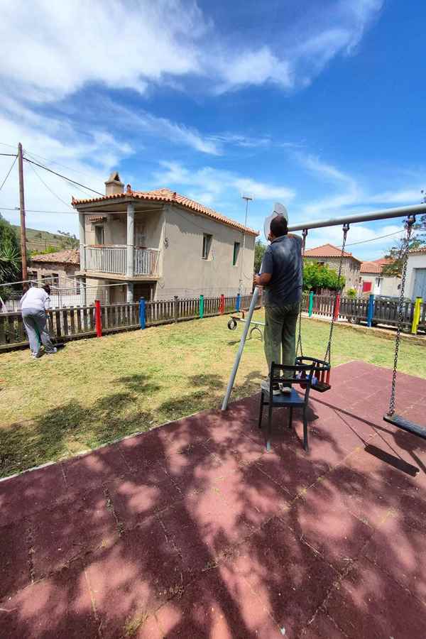 Οι Νέοι των Καμινιών μεταμόρφωσαν την Παιδική Χαρά σε Αριστούργημα