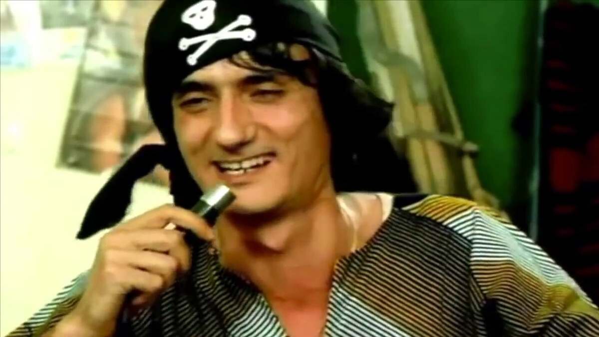 O Στάθης Ψάλτης σε έναν από τους πιο χαρακτηριστικούς ρόλους του στο «Βασικά... Καλησπέρα σας» το 1982