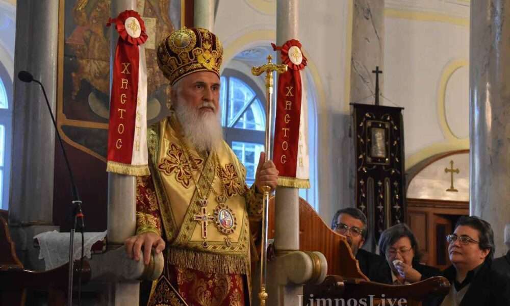 a man in a crown and crown holding a cross