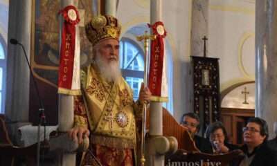 a man in a crown and crown holding a cross