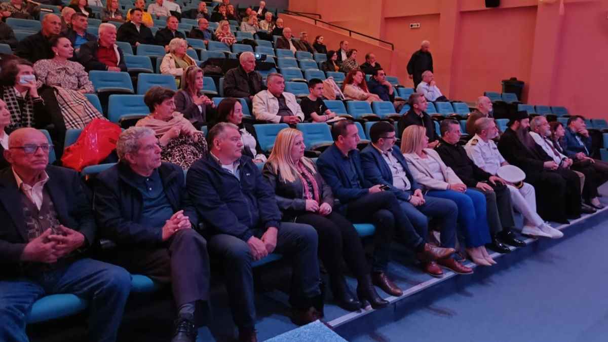 a group of people sitting in a theater