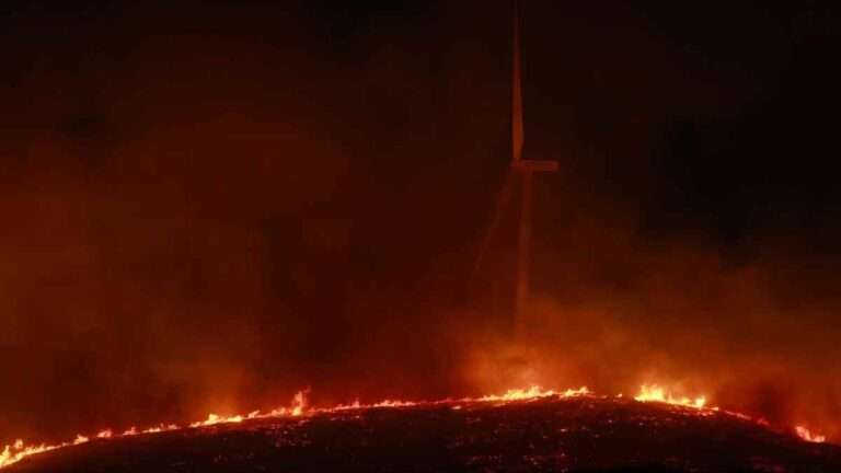 Εύβοια: Ανεξέλεγκτη η μεγάλη φωτιά – Μπαράζ εκκενώσεων και έκρηξη σε ανεμογεννήτρια