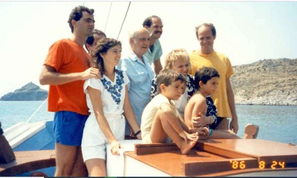Λήμνος, 24/8/1986. Μια ιστορική φωτογραφία από την επίσκεψη της οικογένειας Παπανδρέου στη Λήμνο, κατά τη διάρκεια της στρατιωτικής θητείας του Νίκου. Διακρίνονται από αριστερά ο Νίκος, η Σοφία, ο Θεόδωρος Κατσανέβας, ο αείμνηστος Ανδρέας Παπανδρέου, ο Γιώργος, ο Αντρίκος, η μητέρα τους Μαργαρίτα και τα δύο εγγόνια της, Ανδρέας και Ανδρέας