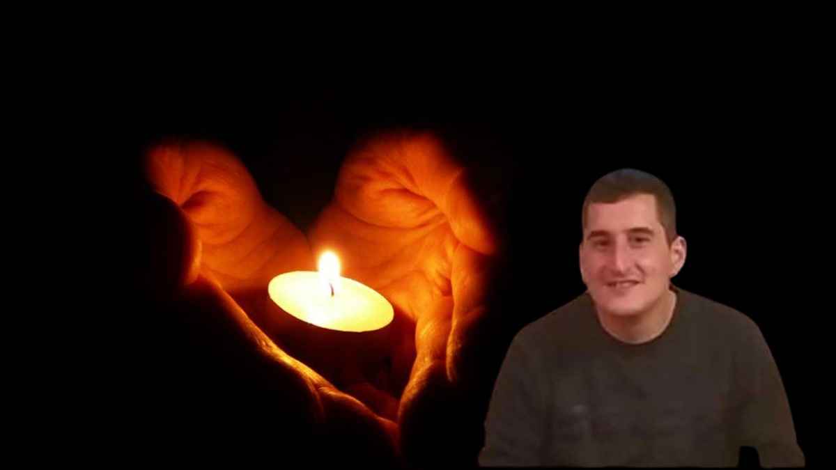 Χέρια κρατούν ένα κερί