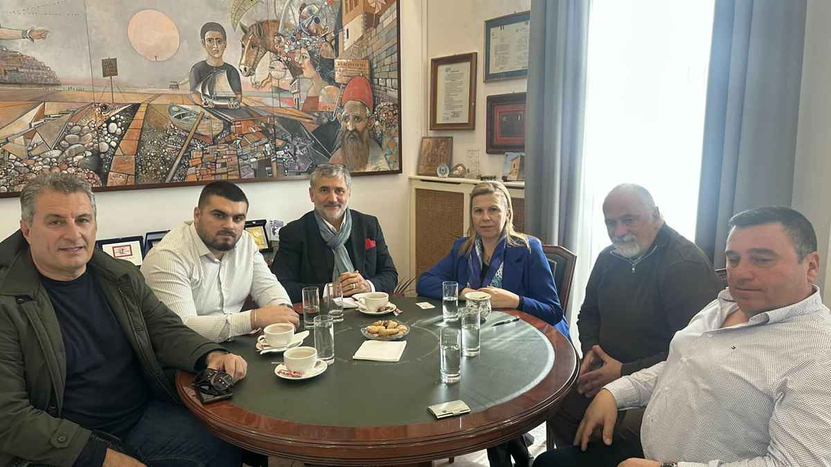 Ομάδα ανθρώπων σε συνάντηση.