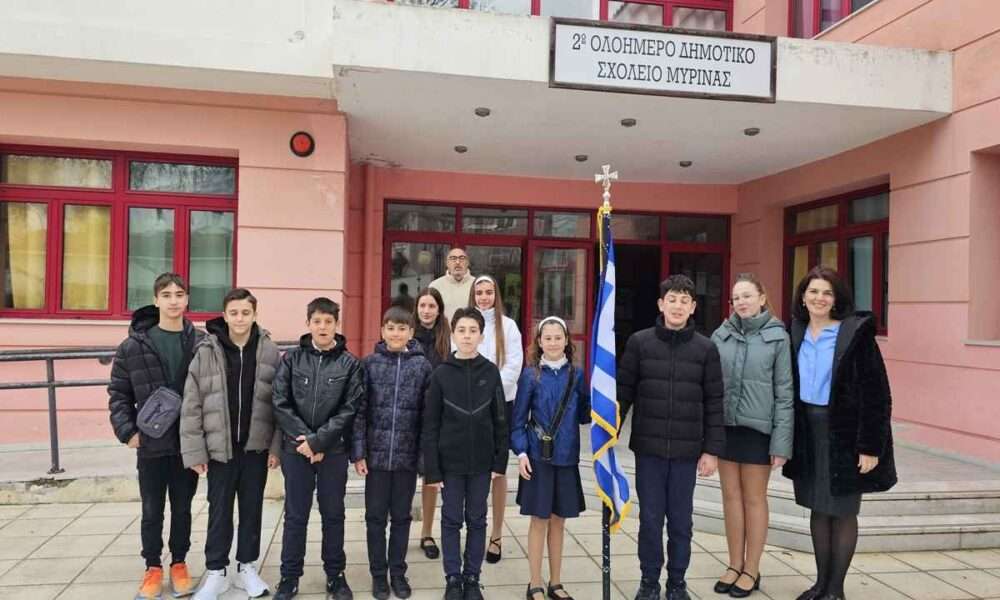 Μαθητές κατέθεσαν στεφάνι για την 25η Μαρτίου