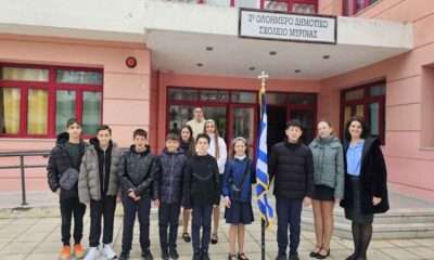 Μαθητές κατέθεσαν στεφάνι για την 25η Μαρτίου