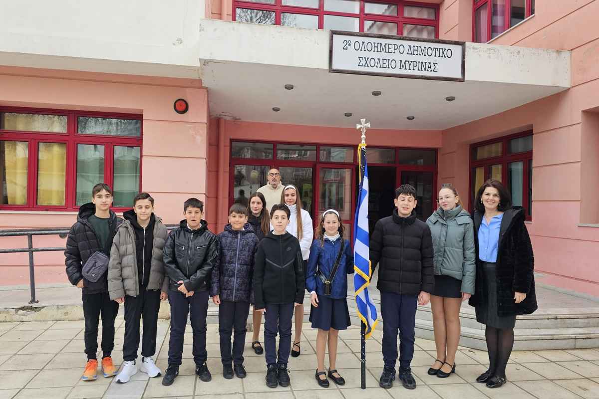 Μαθητές κατέθεσαν στεφάνι για την 25η Μαρτίου