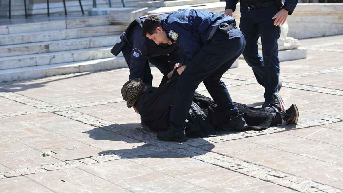 Πεσμένη κάτω άρχισε να φωνάζει: «Η Μαρινέλλα είναι του σατανά, του διαβόλου»