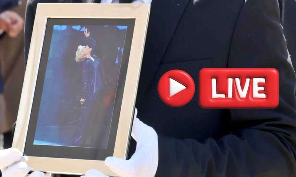 Σε κλίμα οδύνης, πλήθος κόσμου συρρέει στη Μητρόπολη Αθηνών, για το ύστατο χαίρε στη μεγάλη λαϊκή τραγουδίστρια, Μαρινέλλα