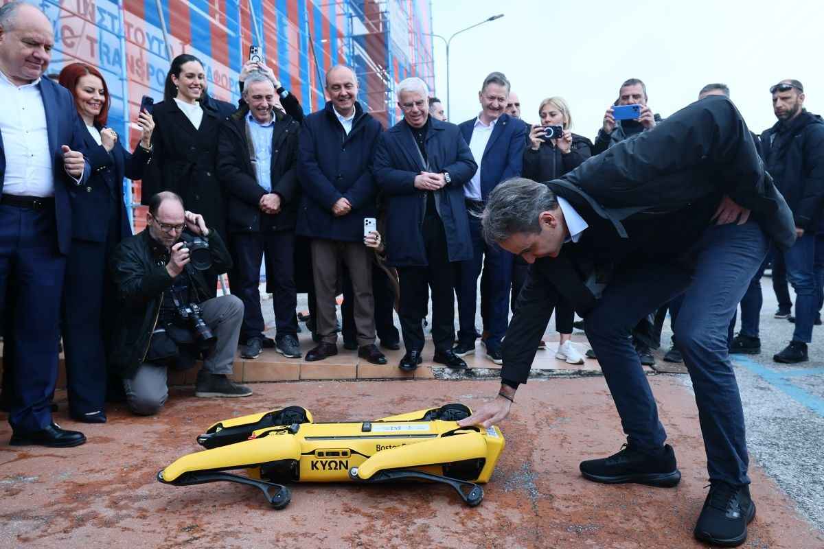 ρομπότ υποδέχτηκε τον Μητσοτάκη