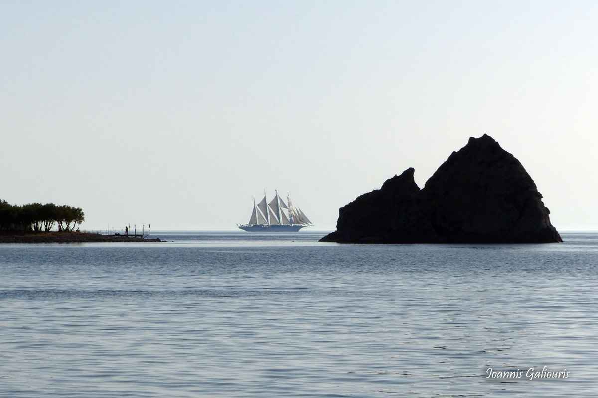 Πλοίο σε ήρεμη θάλασσα με βράχους