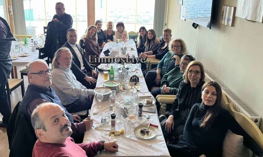 Ομάδα ανθρώπων σε τραπέζι.