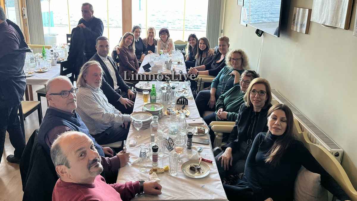 Ομάδα ανθρώπων σε τραπέζι.