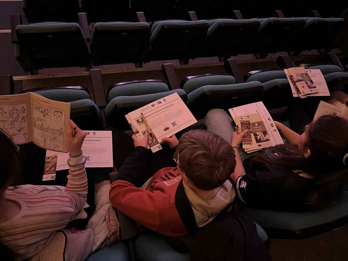 Παιδιά διαβάζουν οδηγίες σε θέατρο