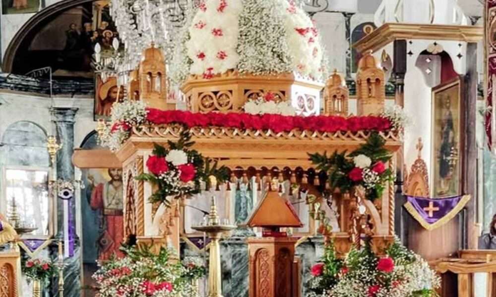 Λαμπρός στολισμός εκκλησίας με λουλούδια