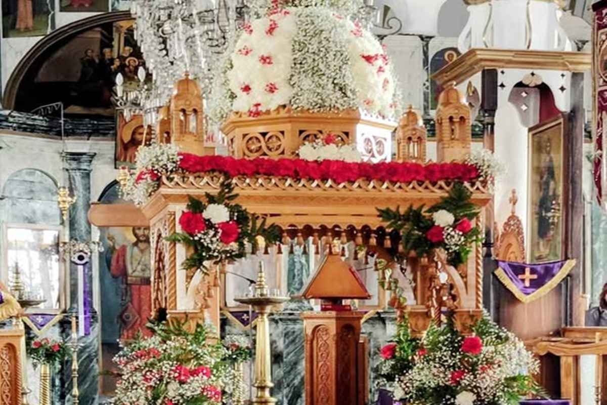 Λαμπρός στολισμός εκκλησίας με λουλούδια