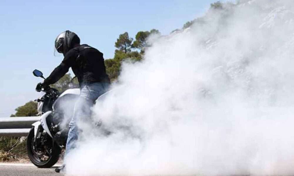 Μοτοσικλέτα, καπνός, οδήγηση, δράση