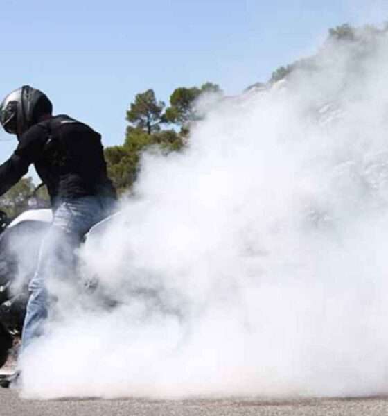 Μοτοσικλέτα, καπνός, οδήγηση, δράση
