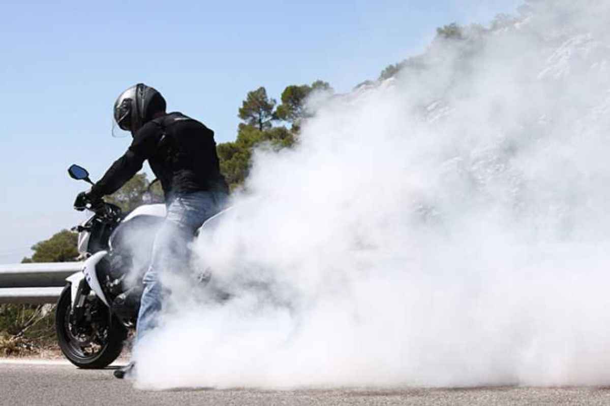 Μοτοσικλέτα, καπνός, οδήγηση, δράση