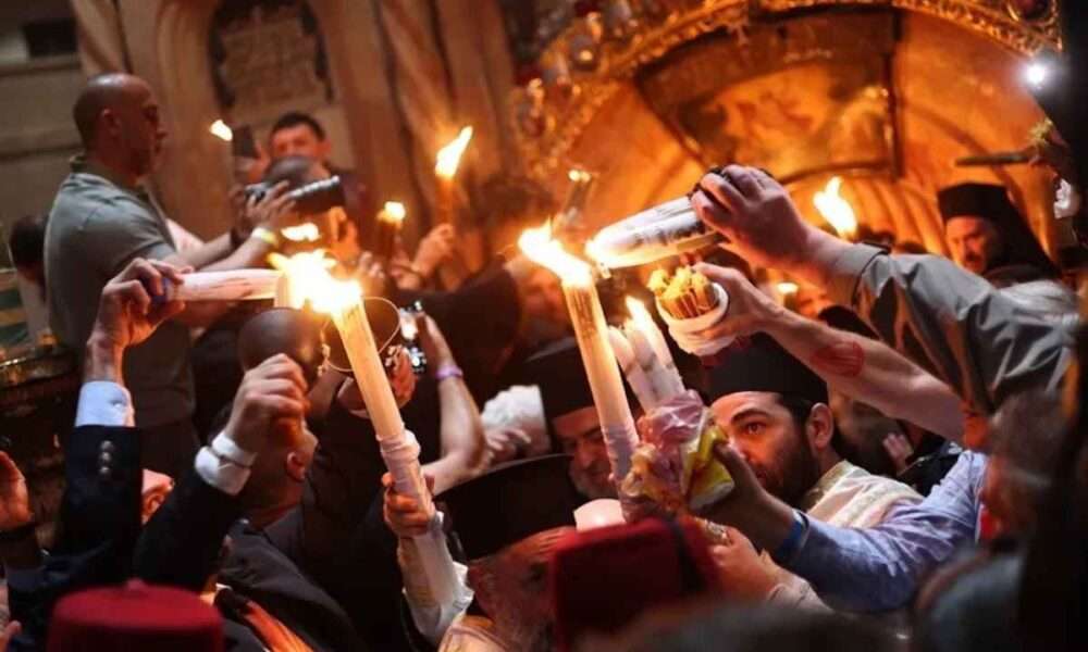 Άνθρωποι κρατούν κεριά σε τελετή