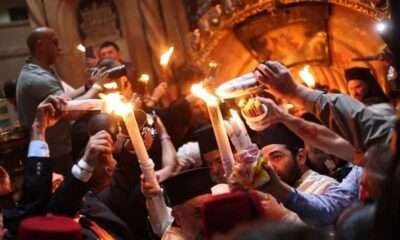 Άνθρωποι κρατούν κεριά σε τελετή