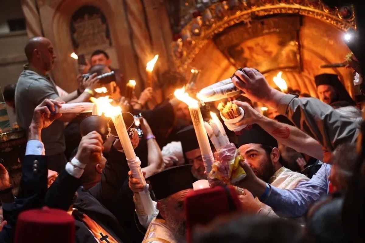 Άνθρωποι κρατούν κεριά σε τελετή