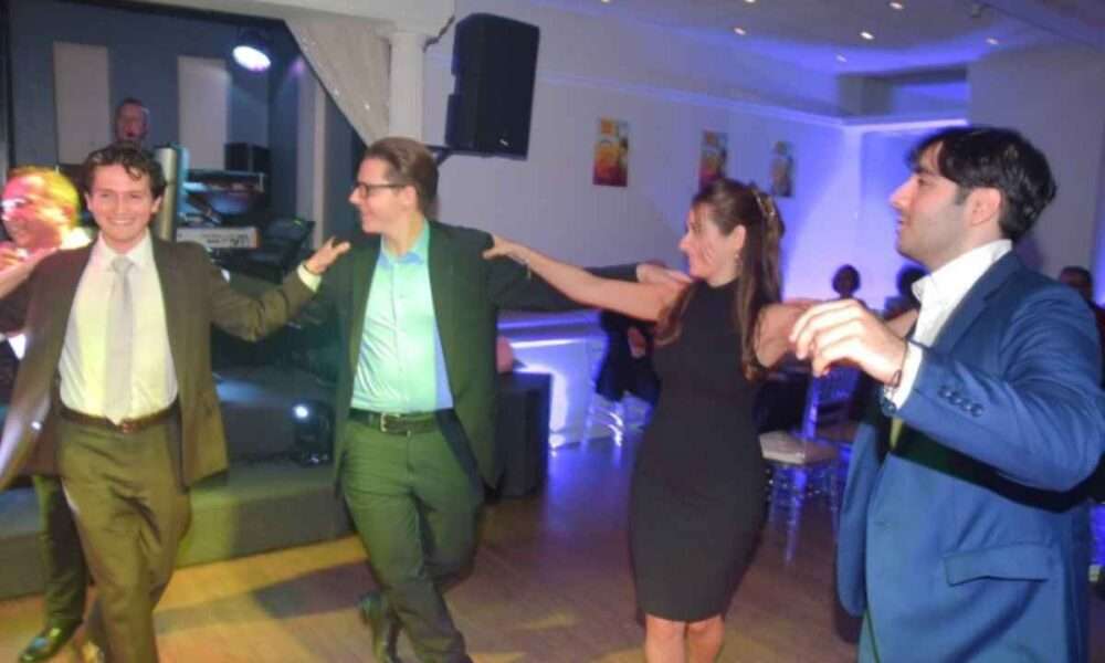 Άνθρωποι χορεύουν σε εκδήλωση