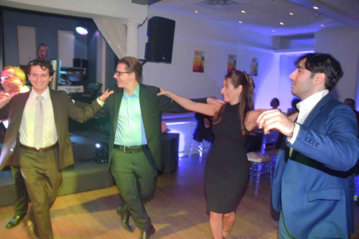 Άνθρωποι χορεύουν σε εκδήλωση