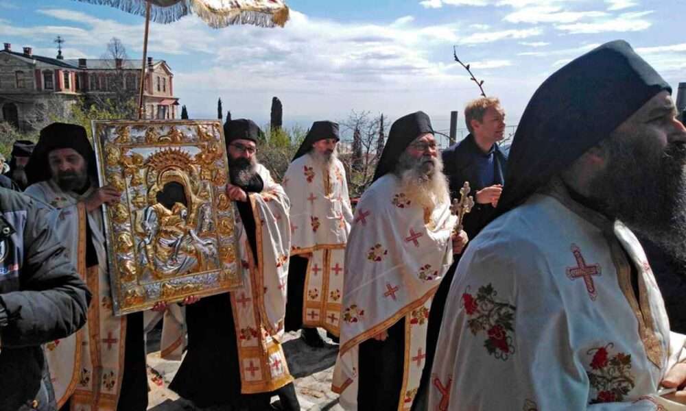 Ο άτυχος μοναχός, που ανήκε στη Σκήτη Βογκορόδιτσα, ήταν ιδιαίτερα αγαπητός στην αδελφότητα, με την είδηση του θανάτου του να προκαλεί βαθιά συγκίνηση και θλίψη σε ολόκληρη την Αθωνική Πολιτεία. Η επιχείρηση διακομιδής και περίθαλψης του τραυματία πραγματοποιήθηκε με τη συνδρομή των υγειονομικών αρχών, υπό την ευθύνη του Υπουργείου Υγείας, που καλύπτει υγειονομικά την περιοχή. *Φωτογραφία αρχείου