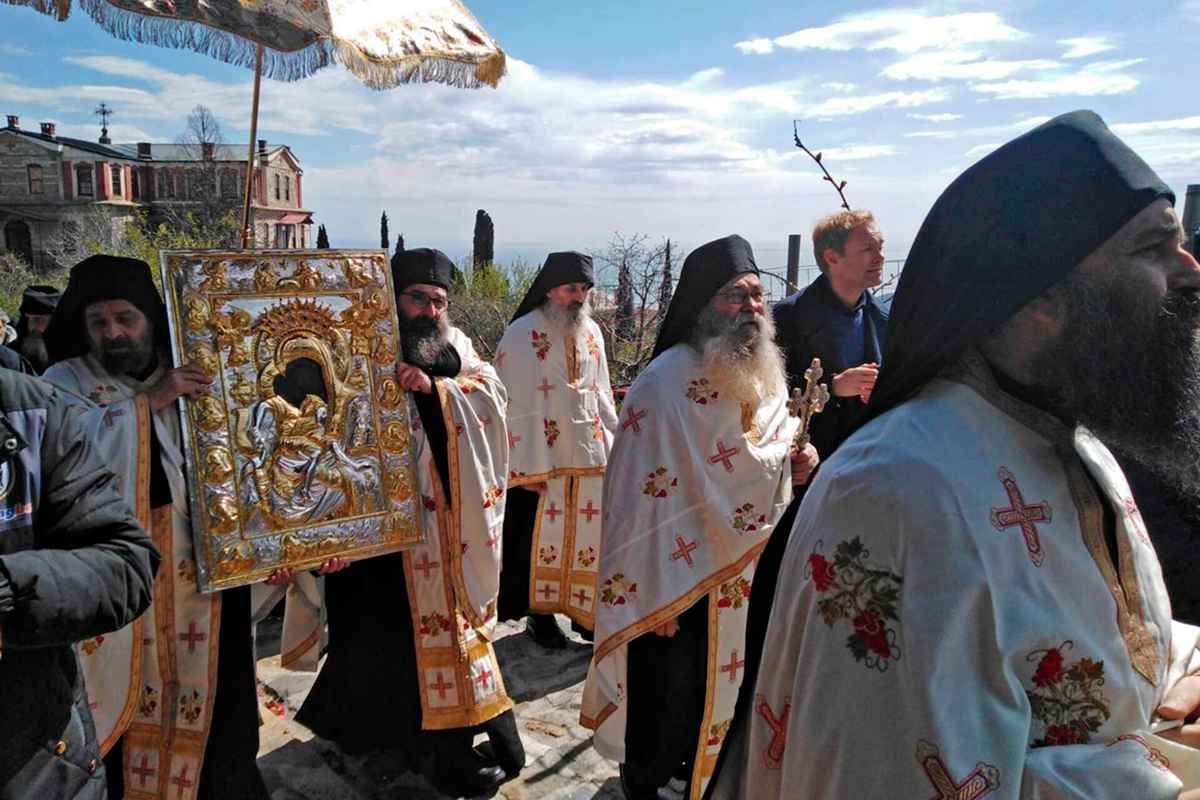 Ο άτυχος μοναχός, που ανήκε στη Σκήτη Βογκορόδιτσα, ήταν ιδιαίτερα αγαπητός στην αδελφότητα, με την είδηση του θανάτου του να προκαλεί βαθιά συγκίνηση και θλίψη σε ολόκληρη την Αθωνική Πολιτεία. Η επιχείρηση διακομιδής και περίθαλψης του τραυματία πραγματοποιήθηκε με τη συνδρομή των υγειονομικών αρχών, υπό την ευθύνη του Υπουργείου Υγείας, που καλύπτει υγειονομικά την περιοχή. *Φωτογραφία αρχείου