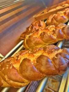 Εκεί που η παράδοση πλάθει τα πιο μοσχομυριστά τσουρέκια της ζωής σας!