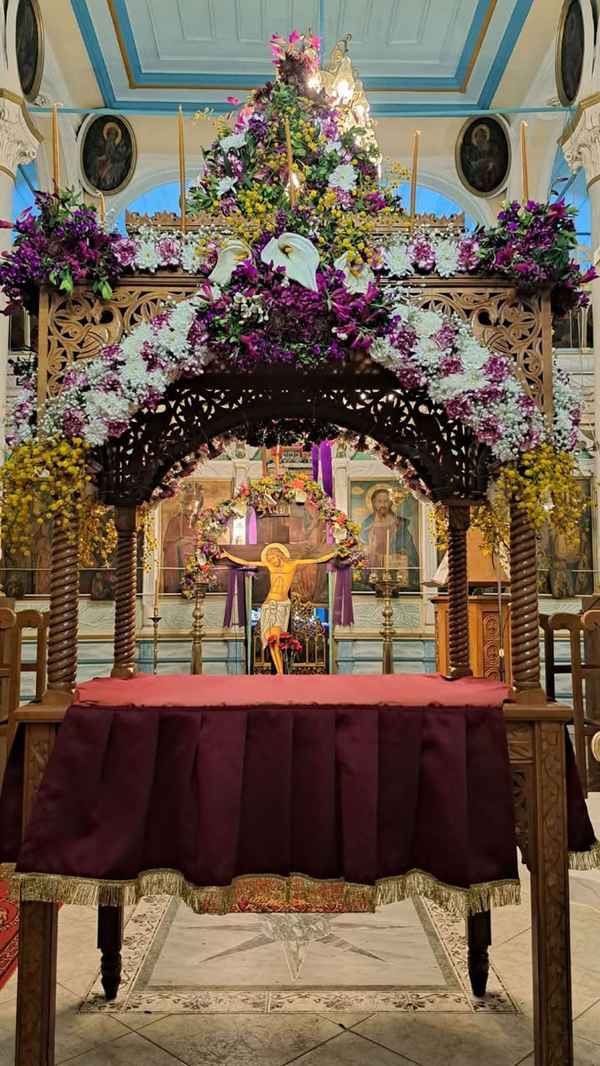 Εκκλησία με λουλούδια και εικόνες