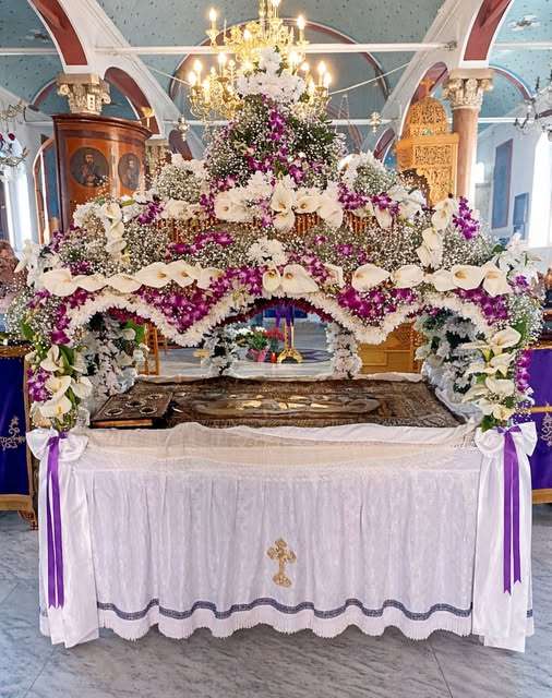 Λουλούδια σε εκκλησιαστικό προσκυνητάρι