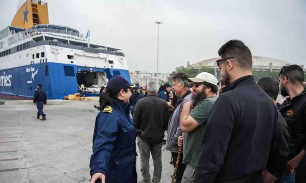 Άνθρωποι στο λιμάνι με πλοίο.