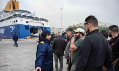 Άνθρωποι στο λιμάνι με πλοίο.