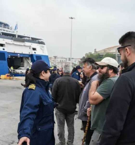 Άνθρωποι στο λιμάνι με πλοίο.