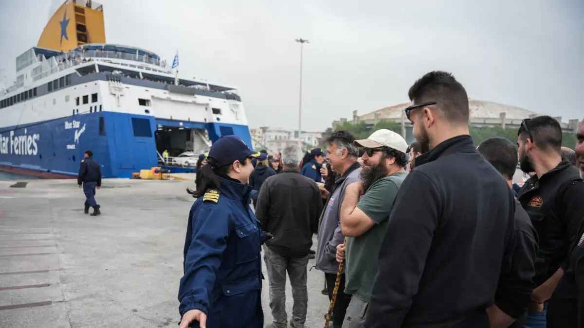 Άνθρωποι στο λιμάνι με πλοίο.