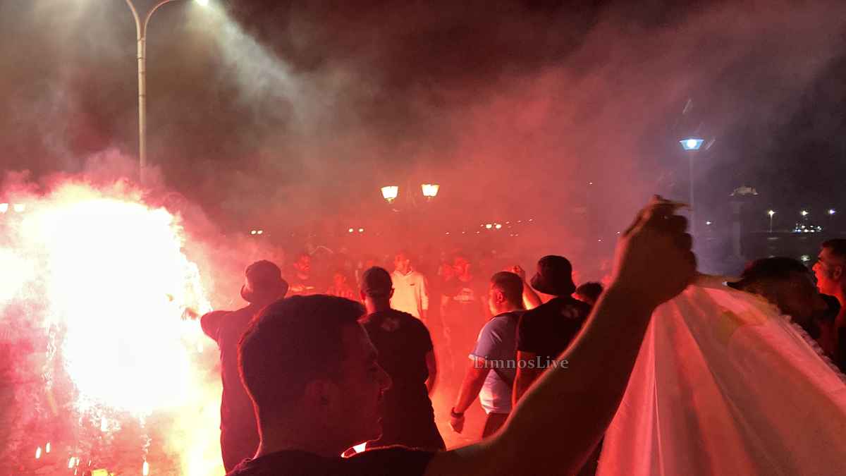 «Κοκκίνισε» η Μύρινα: Έξαλλοι πανηγυρισμοί στη Λήμνο για τον θρίαμβο του Ολυμπιακού (Βίντεο - εικόνες) 52 IMG 5021