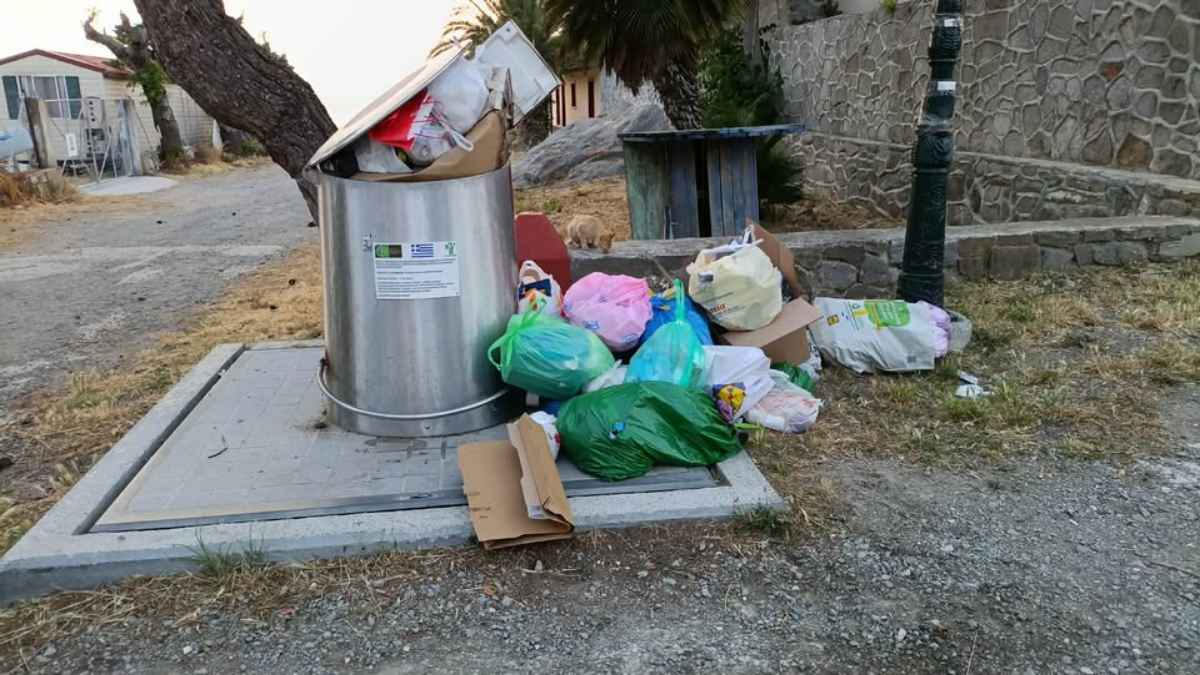 Στο ίδιο έργο θεατές στη Μύρινα: Γέμισαν πάλι οι κάδοι – «Κάθε χρόνο και χειρότερα» λέει αγανακτισμένος κάτοικος (εικόνες) 39 SKOUPIDIA 2