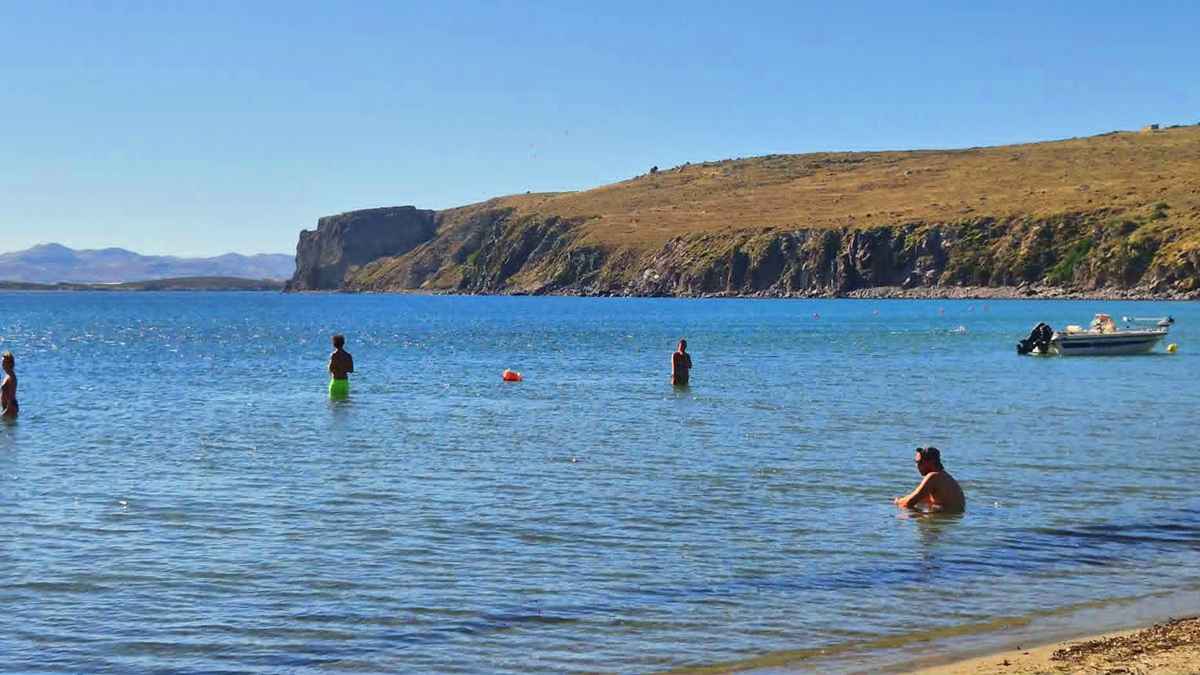 Blue Island: Η παραλία στη Χαβούλη που λατρεύουν οι λουόμενοι και... οι κατσίκες που έγιναν celebrities! (εικόνες) 45 IOYLIOS BLUE 7