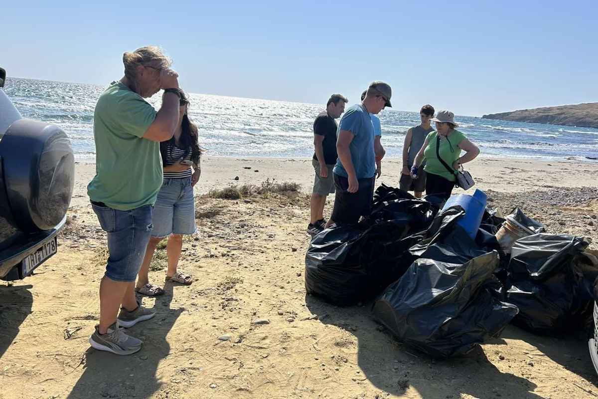 Η πιο όμορφη εικόνα του καλοκαιριού στη Λήμνο... καθάρισαν την παραλία της Αγίας Βαρβάρας! 47 KAMINIA 11