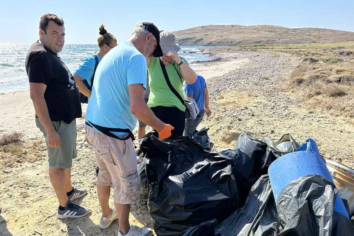 Η πιο όμορφη εικόνα του καλοκαιριού στη Λήμνο... καθάρισαν την παραλία της Αγίας Βαρβάρας! 39 KAMINIA 2